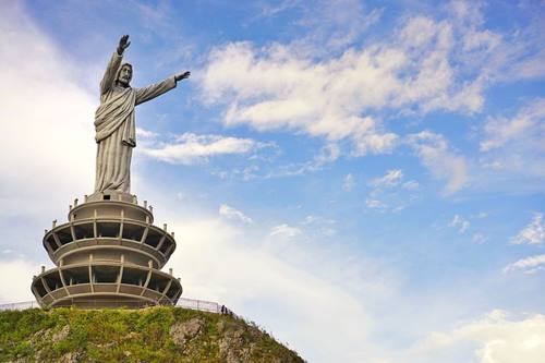 Patung Yesus Tertinggi di dunia ada di Sulawesi Indonesia