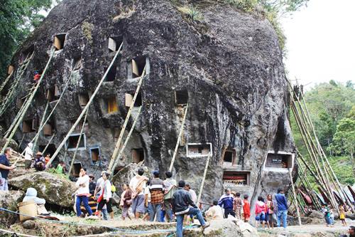 Makam Tebing Batu yang dijadikan makam orang dewasa yang meningal di Toraja