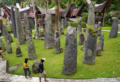 Gugusan Menhir dari batu