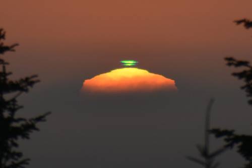 Green flash muncul ketika matahari terbenam