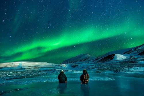 Aurora fenomena atmosfer indah di suatu tempat yang dingin