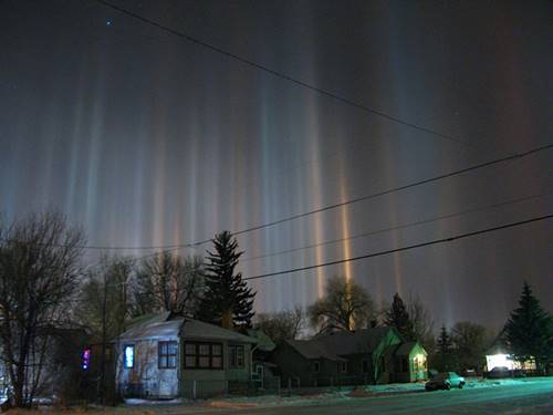 cahaya light pillar dari pantulan cahaya ribuan es kecil di awan