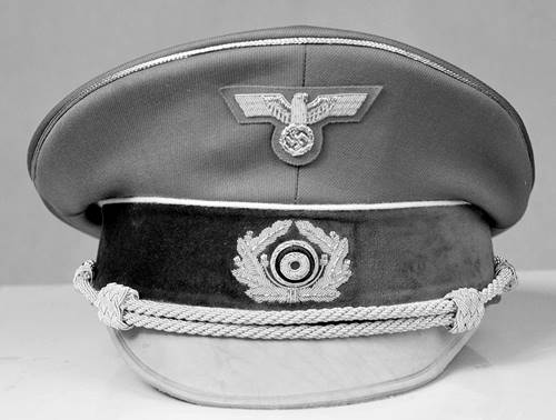 topi Adolf Hitler sang pemimpin NAZI