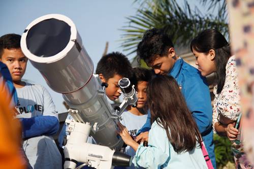 membeli teleskop untuk menjadi astronom