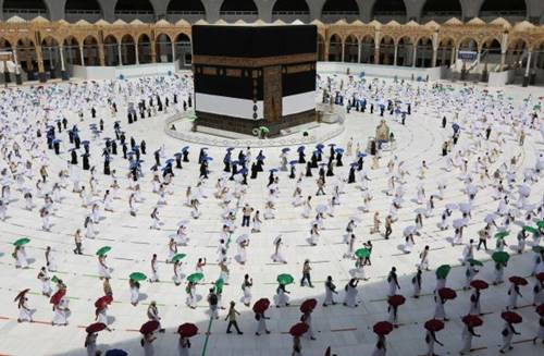 para jama'ah sedang mengelilingi Kabah 