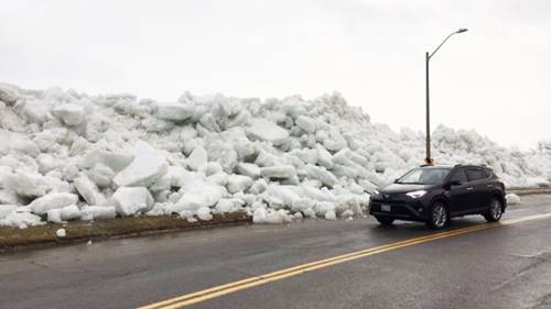 tsunami es di Amerika membuat bongkahan es memenuhi bibir pantai