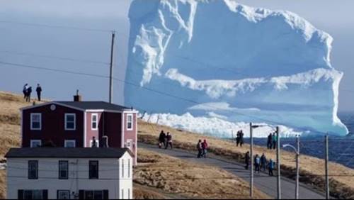 fenomena Bumi sebuah gunung es mendekati pulau di Greenland