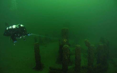 Formasi batu mirip Stonehenge di dasar Danau Michigan. (The Edge)