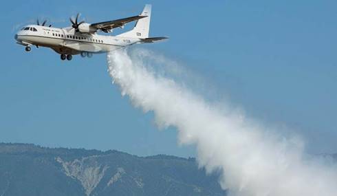 Pesawat militer yang sedang digunakan untuk cloud seeding. (SnowBrains)