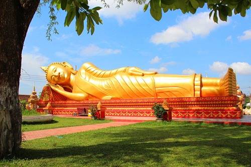 Patung raksasa Budha di negara komunis Laos