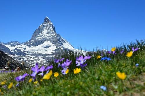 5 Negara Ini Aman Jika Perang Dunia III Terjadi- Pegunungan alphen di Swiss tampak damai cocok untuk berlindung saat perang