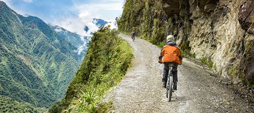 Jalan setapak berbatu dengan pemandangan indah di Bolivia