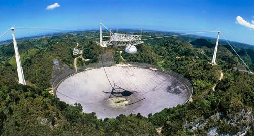 pemandangan teleskop arecibo dari jauh