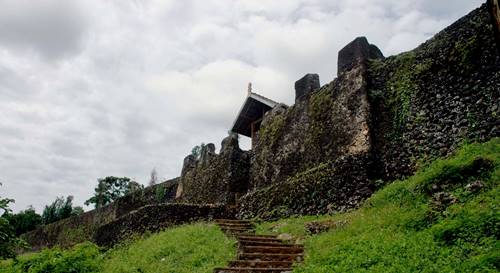 benteng luas di pulau buton yang terjal