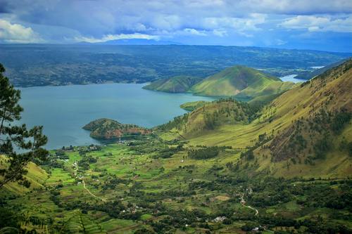 Sosok Mistis Tepi Danau Toba