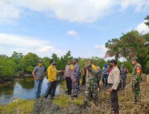 Para Polisi dan TNI di Pulau Buton