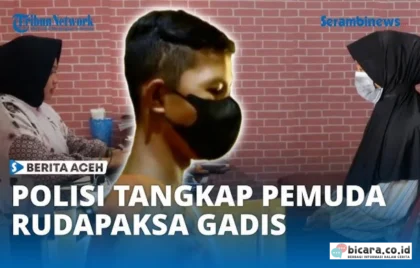 pemuda diajak foto polisi