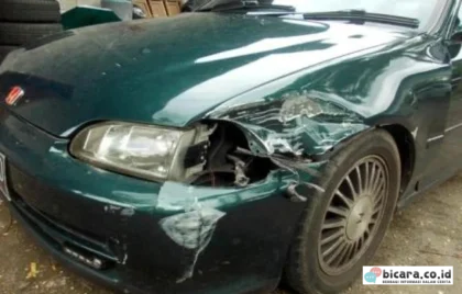 mobil bekas tabrakan depan