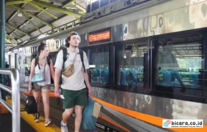 turis asing naik kereta