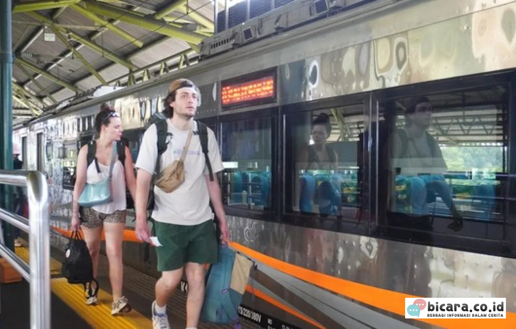 turis asing naik kereta